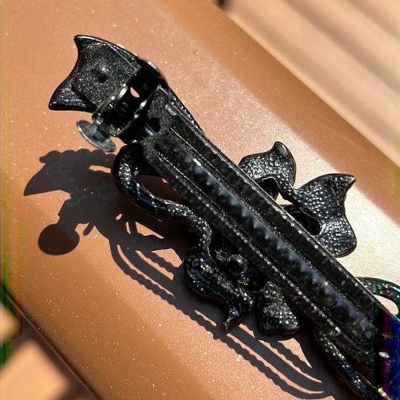 Worn to special event once gorgeous crystal hair clip. Flower and ribbon design - Picture 6 of 9